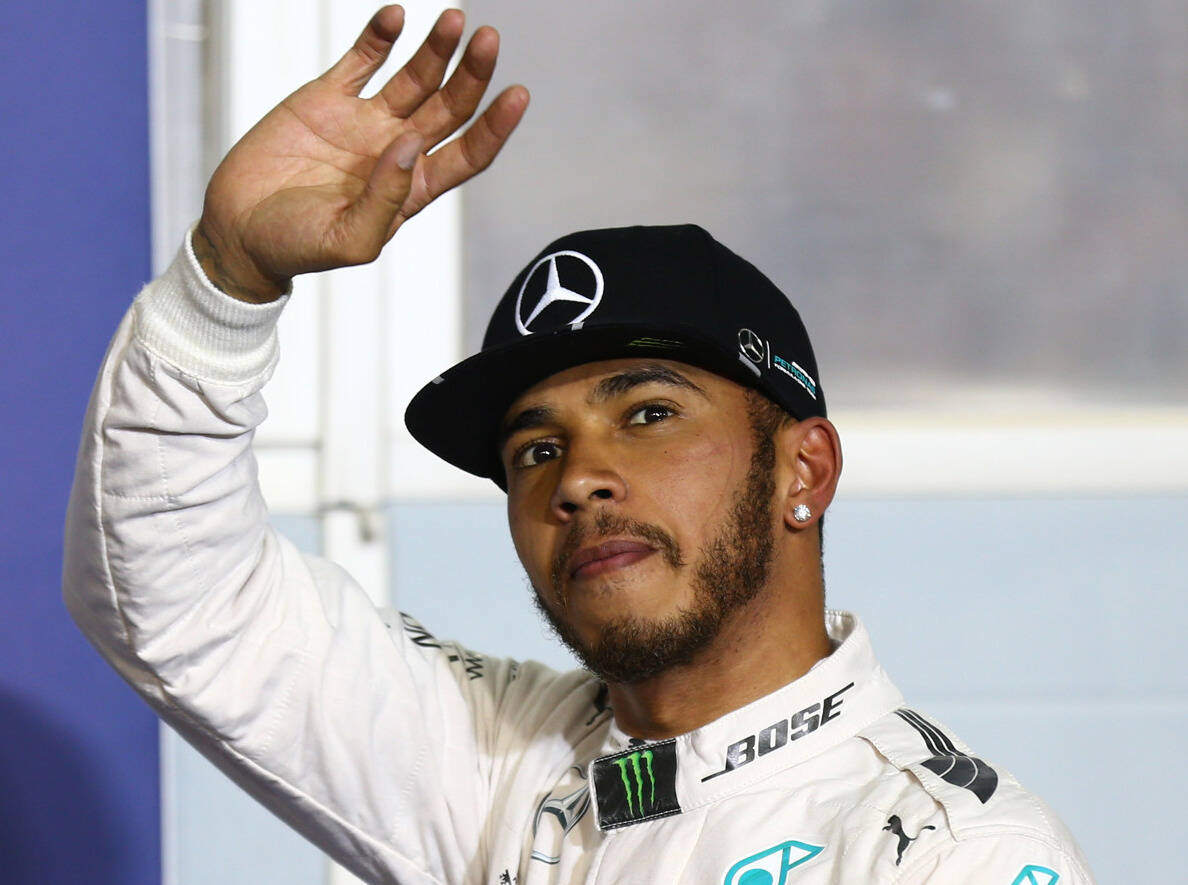 Foto zur News: Rückwärtsgang in der Boxengasse: Lewis Hamilton verwarnt