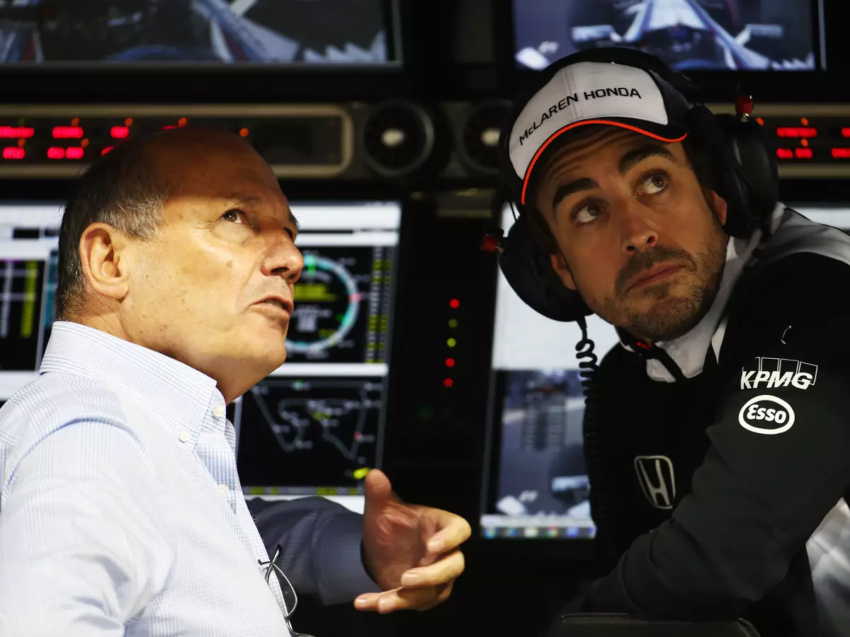 Ron Dennis, Fernando Alonso Foto zur News: Fernando Alonso: Dritter WM-Titel nur bei zwei Teams möglich
