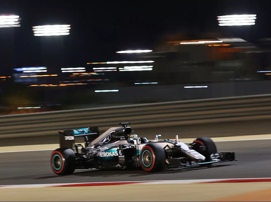 Lewis Hamilton Foto zur News: Neuer Bahrain-Streckenrekord: Turbo schneller als V10