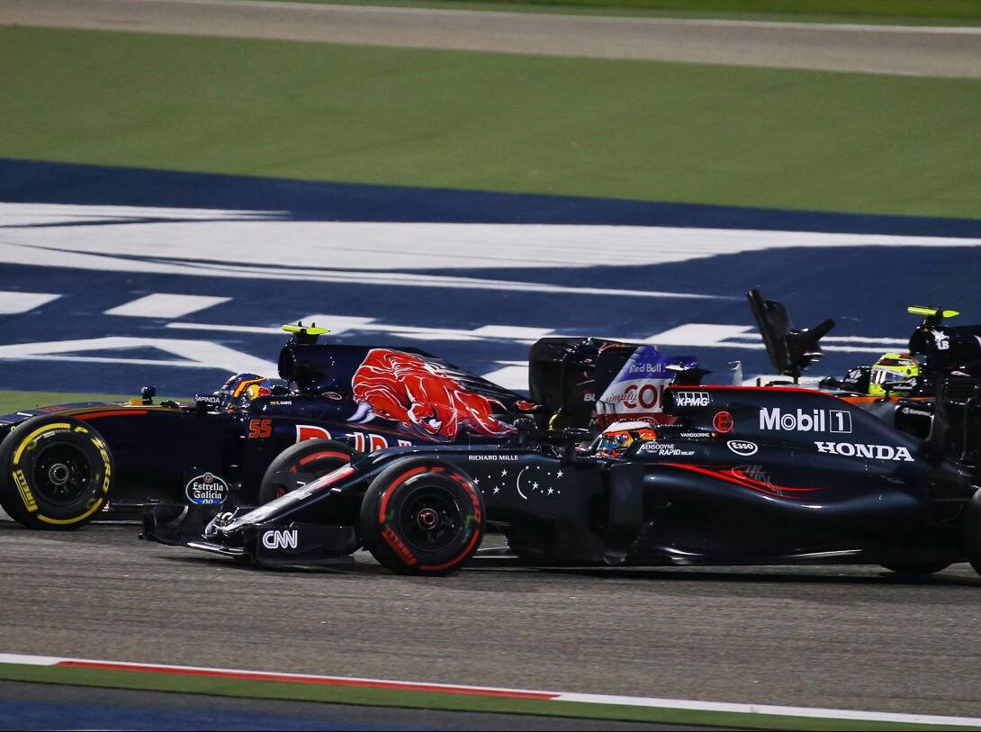 Foto zur News: Nach Crash: Sergio Perez entschuldigt sich bei Carlos Sainz
