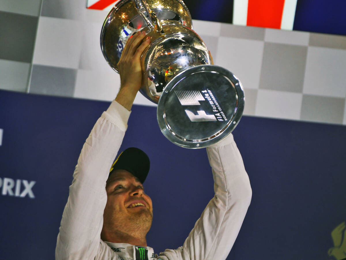 Foto zur News: Beim Italiener: Rosberg feiert Bahrain-Sieg mit Pokal-Replika
