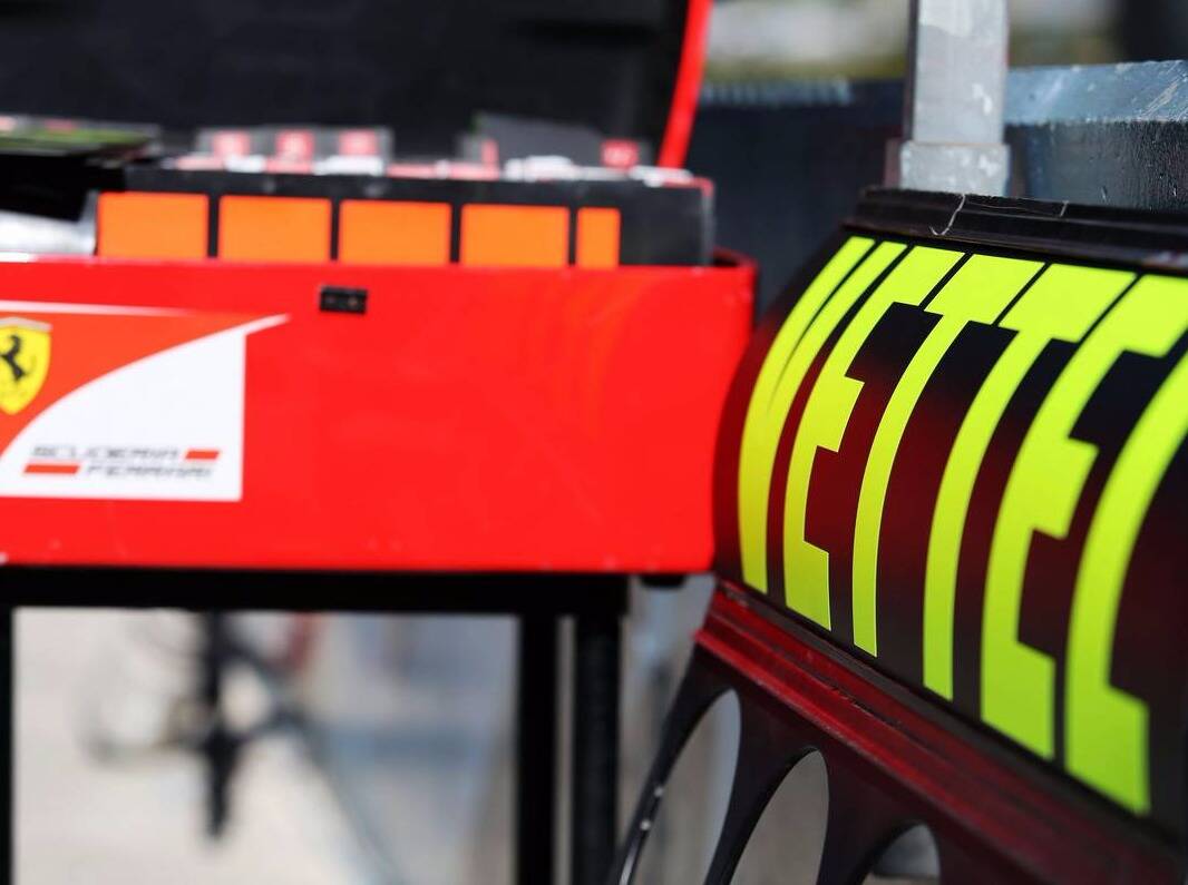 Foto zur News: FIA: Untersuchung gegen Ferrari wegen codierter Boxentafel