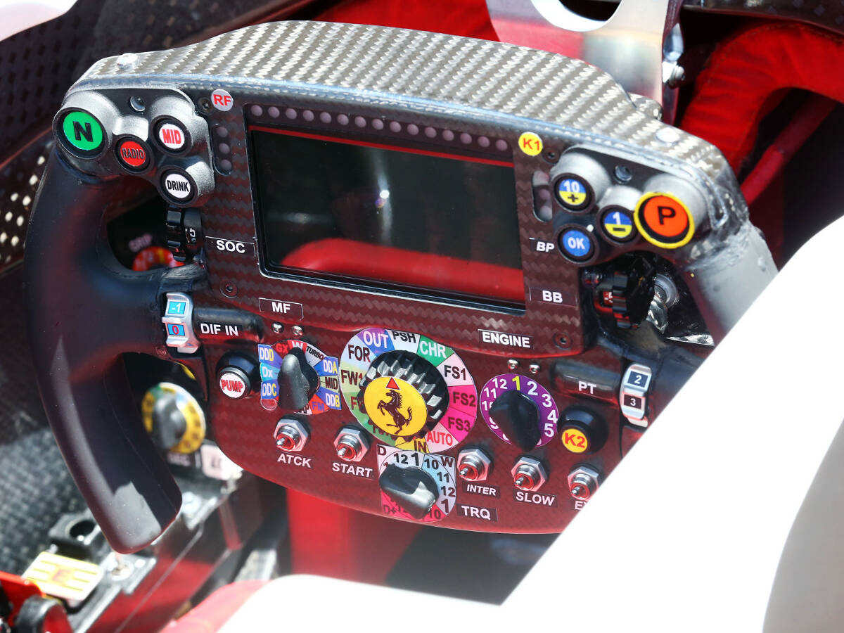 Foto zur News: Codierte Boxentafel bei Ferrari: FIA stellt Untersuchung ein