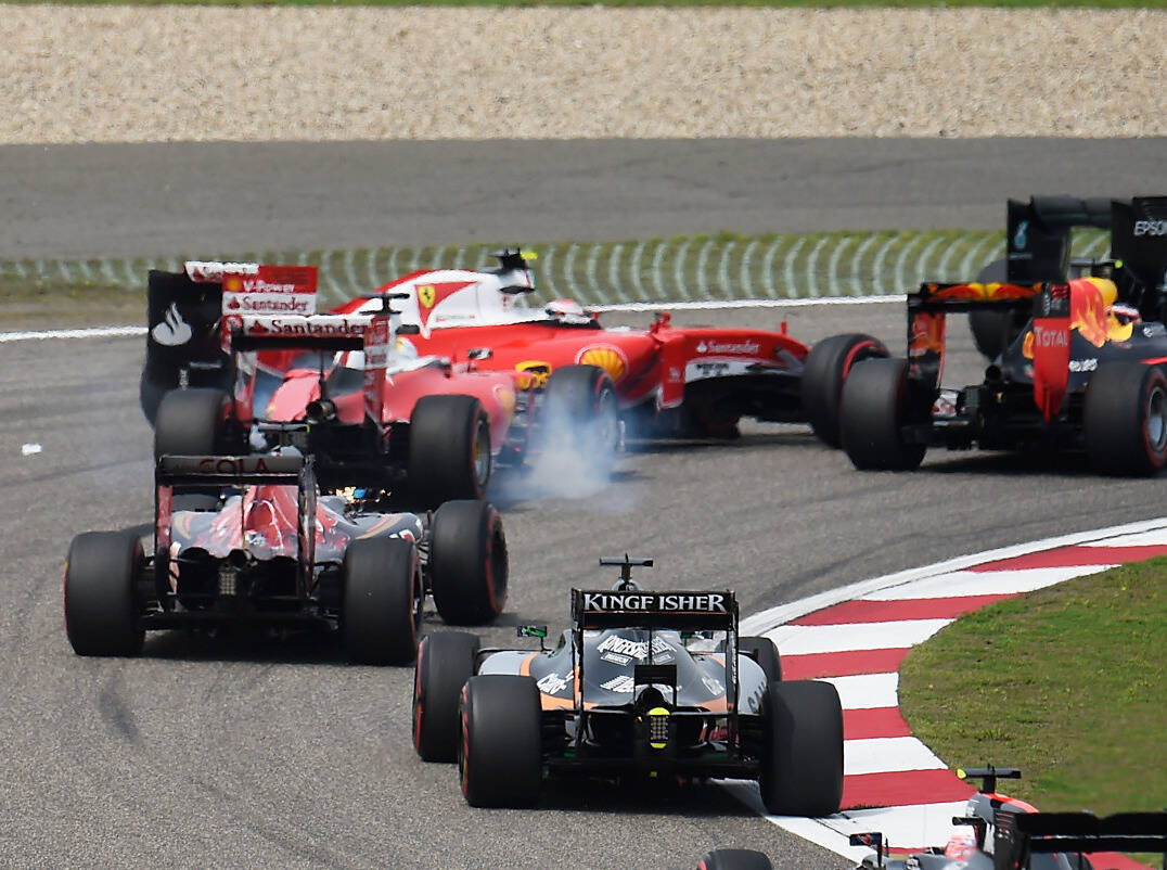 Foto zur News: "Wie ein Verrückter": Vettel nimmt sich Kwjat zur Brust