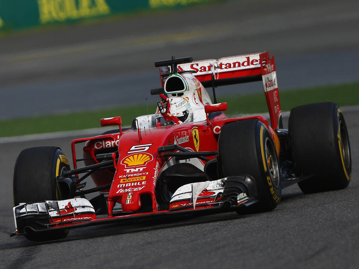 Foto zur News: Lenkrad verzogen, Flügel kaputt: Vettels wilder Ritt in China
