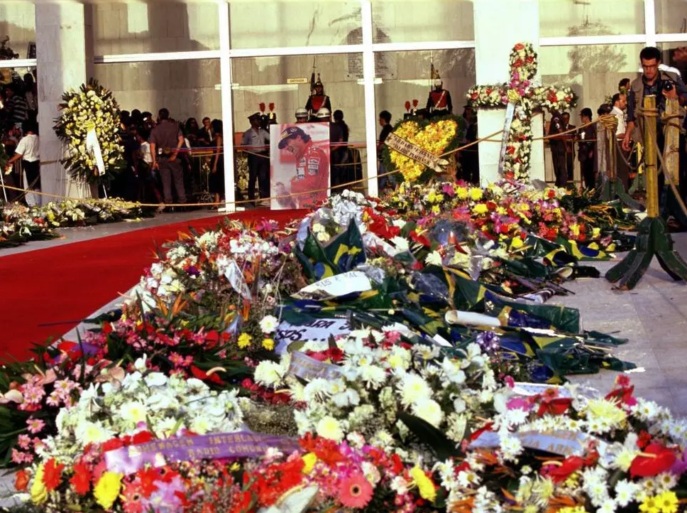 Beerdigung Ayrton Sennas Foto zur News: Sennas Sargträger? Rubens Barrichello erinnert sich nicht