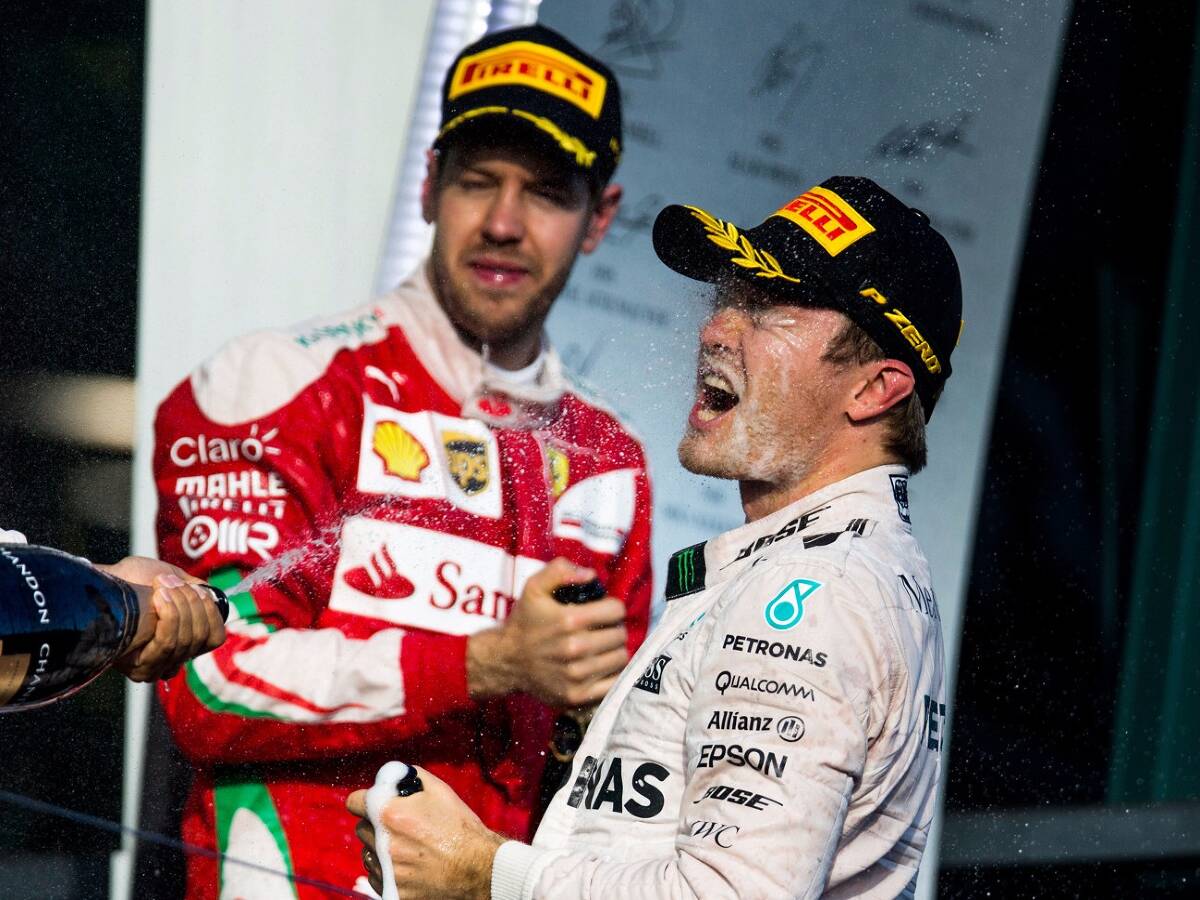 Foto zur News: Redet Mercedes Ferrari stark? Vettel: "Sind nicht nahe genug"