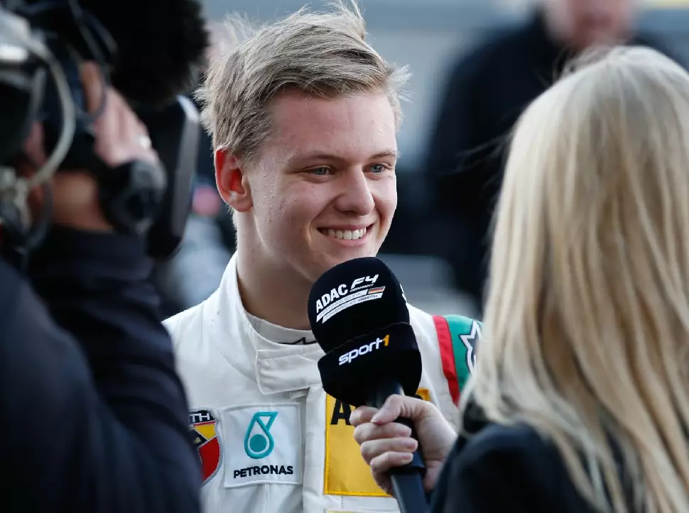 Foto zur News: Formel-1-Premiere: Mick Schumacher als Mercedes-Boxengast