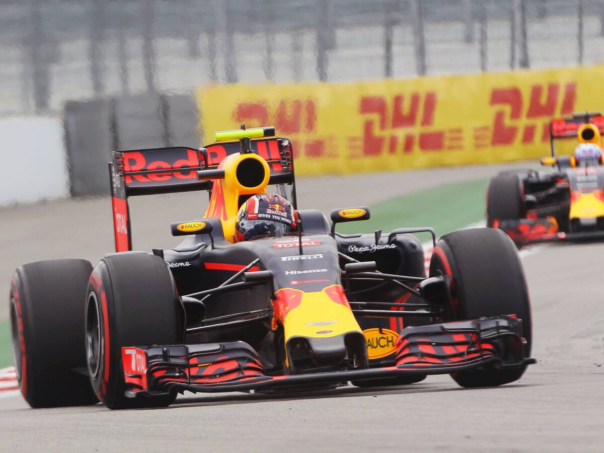 Foto zur News: Red Bull: Spiegelspaß für Ricciardo, Kwjat ohne Gnade