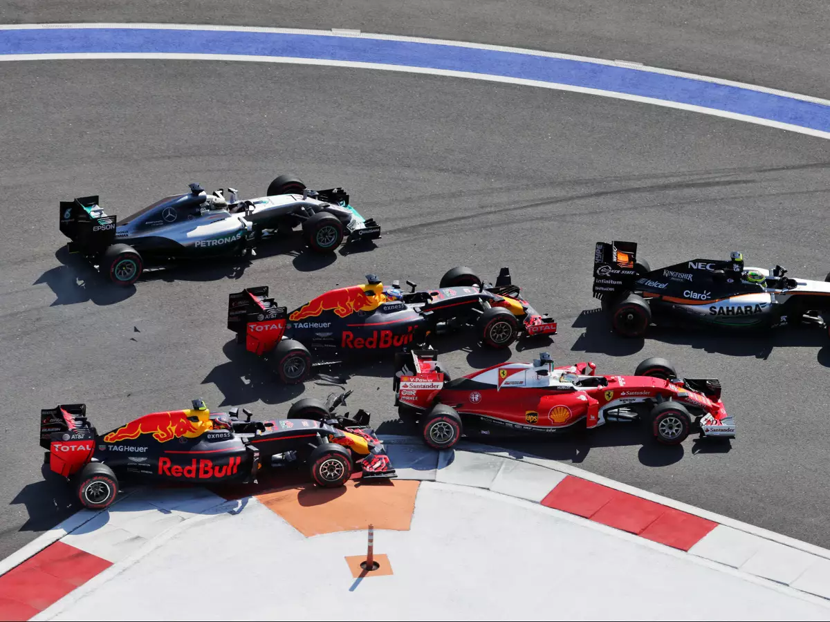 Daniil Kwjat, Sebastian Vettel Foto zur News: Kwjat im Kreuzfeuer: Mit einer Aktion vier Rennen zerstört