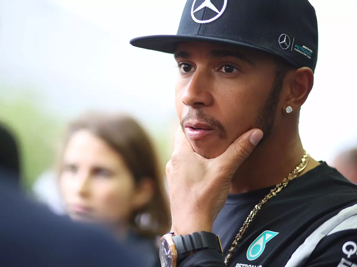 Lewis Hamilton Foto zur News: Lewis Hamiltons Appell an die Fans: "Bitte vertraut Mercedes!"