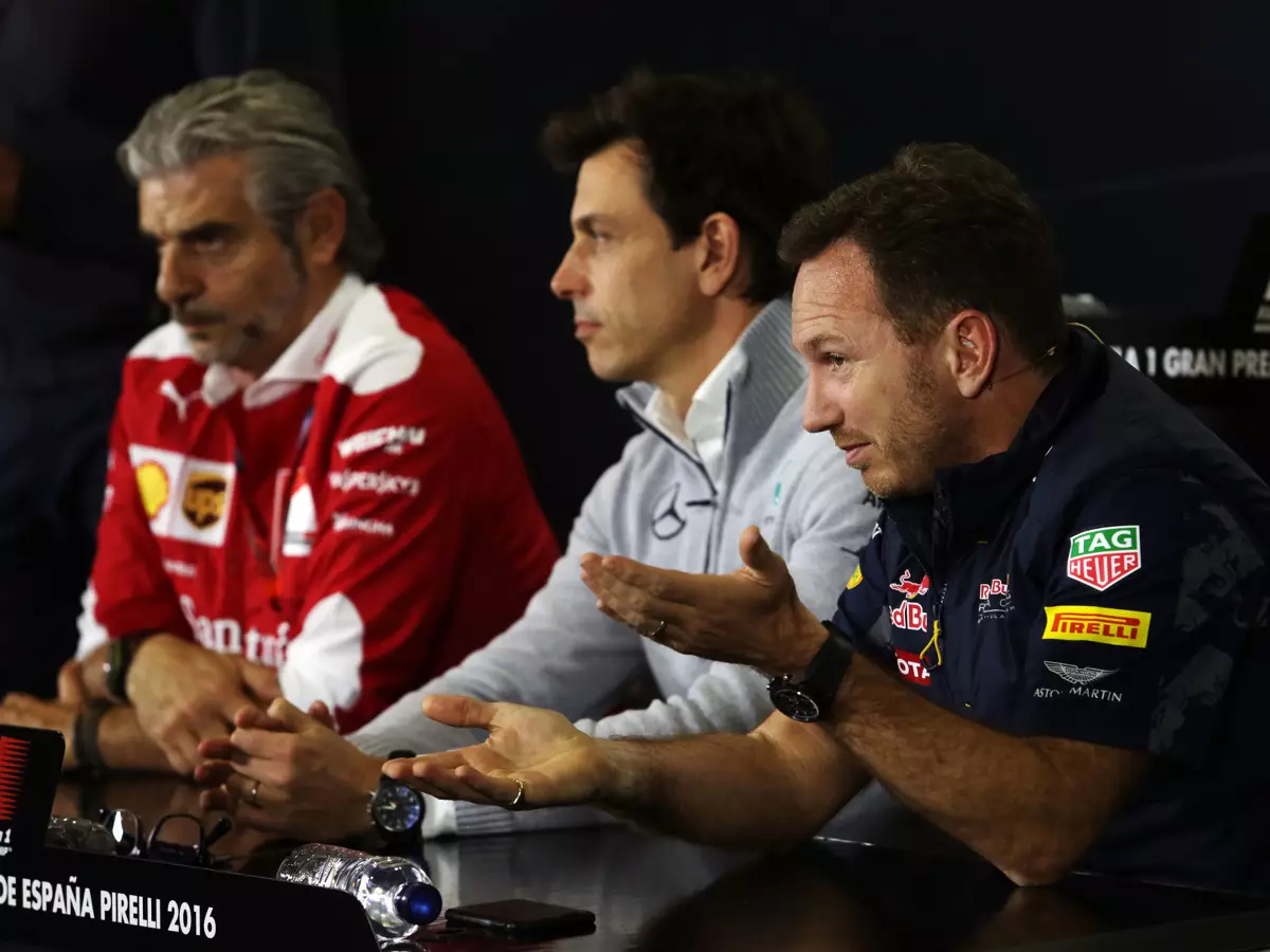 Maurizio Arrivabene, Toto Wolff, Christian Horner Foto zur News: Horner appelliert an Liberty Media: Hersteller entmachten!