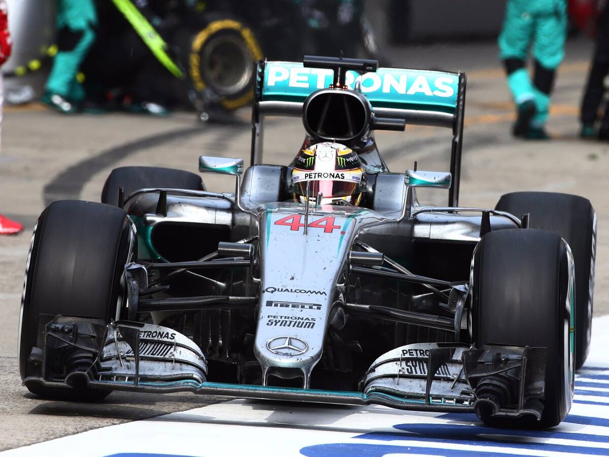 Foto zur News: Vorfall in der Boxengasse: Räikkönen räumt Hamilton fast ab