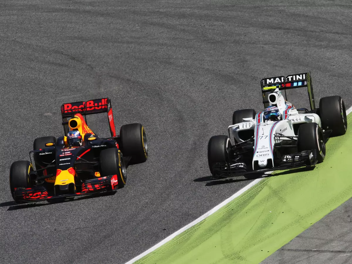Daniel Ricciardo, Valtteri Bottas Foto zur News: Williams denkt an '17: Updates bis Ungarn, Angst vor Red Bull
