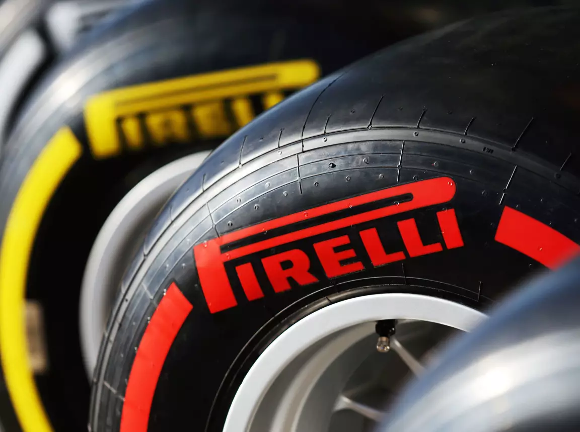 Pirelli Reifen Foto zur News: Mario Isola: Warum 2016 aus Reifensicht so schwer ist