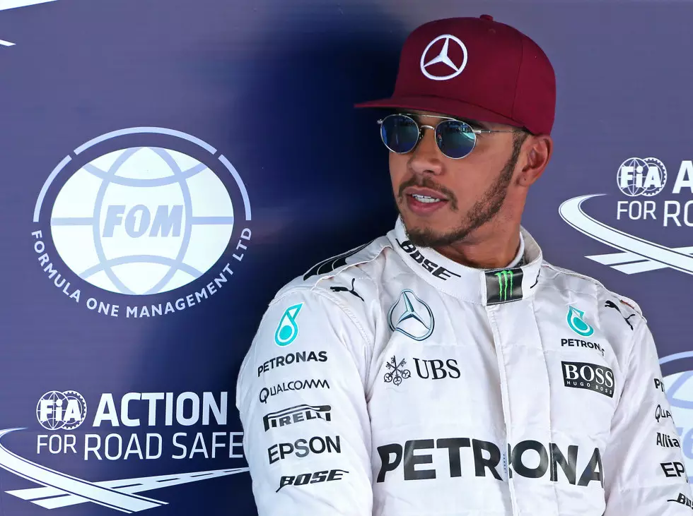 Foto zur News: Privatsponsor: Was Hamilton während des Barcelona-Tests tat