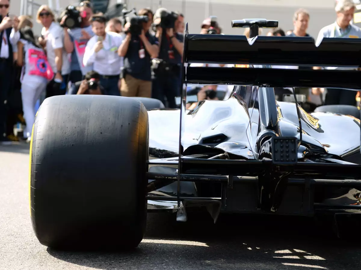 Pirelli-Reifen 2017 Foto zur News: Formel-1-Autos 2017: Wenn Kurven zu Geraden werden