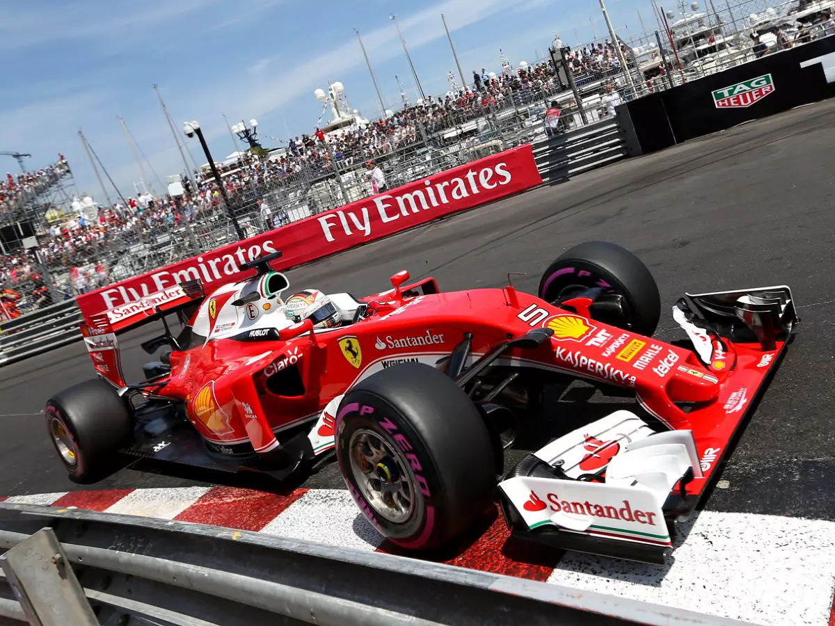 Sebastian Vettel Foto zur News: Ferrari in Not: "Jungs, das Auto wird immer schlechter!"