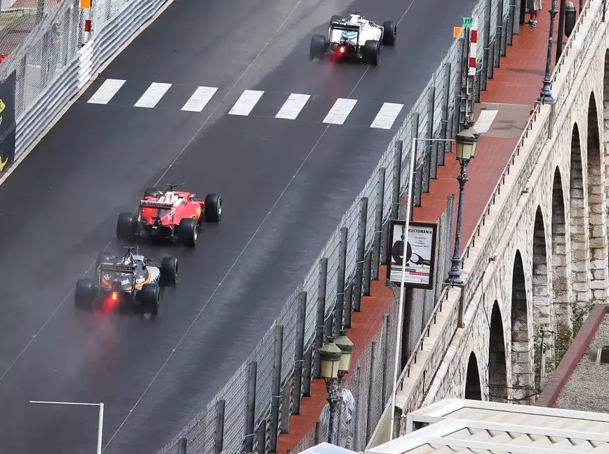 Felipe Massa, Sebastian Vettel, Nico Hülkenberg Foto zur News: Trotz Ferrari-Dementi: Wieso Vettels Strategie ein Fehler war