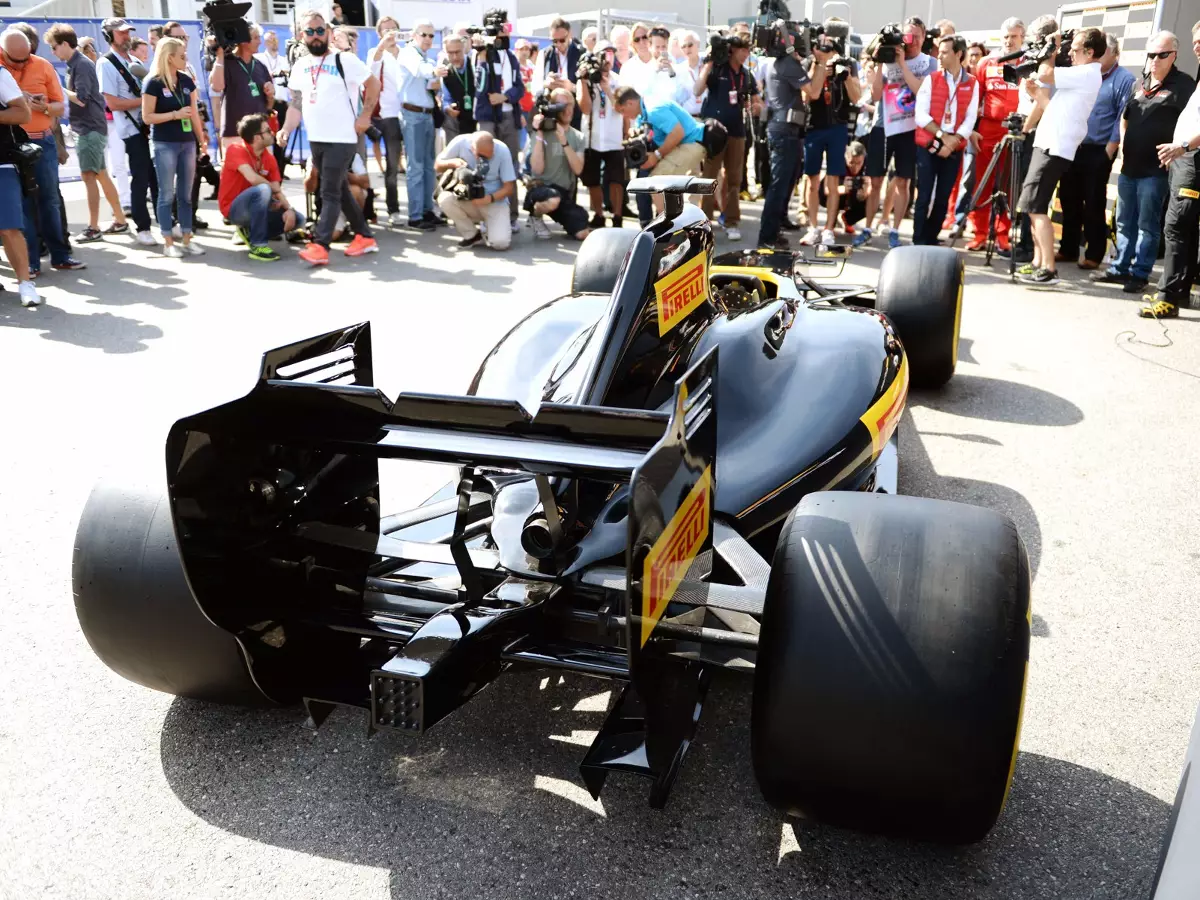 Pirelli Foto zur News: Pirelli träumt: Hamilton und Vettel als Testfahrer