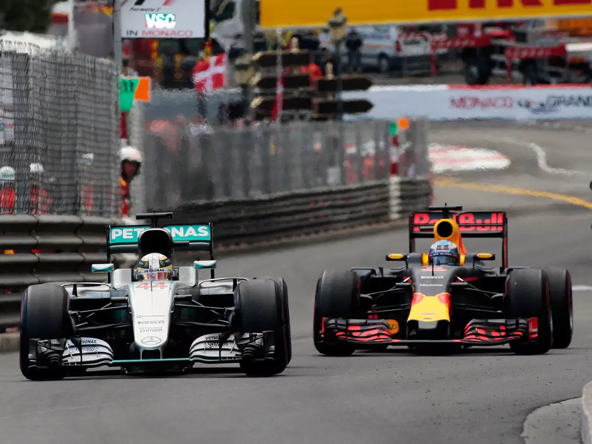 Foto zur News: Rennvorschau Montreal: Spuckt Red Bull in Mercedes' Suppe?