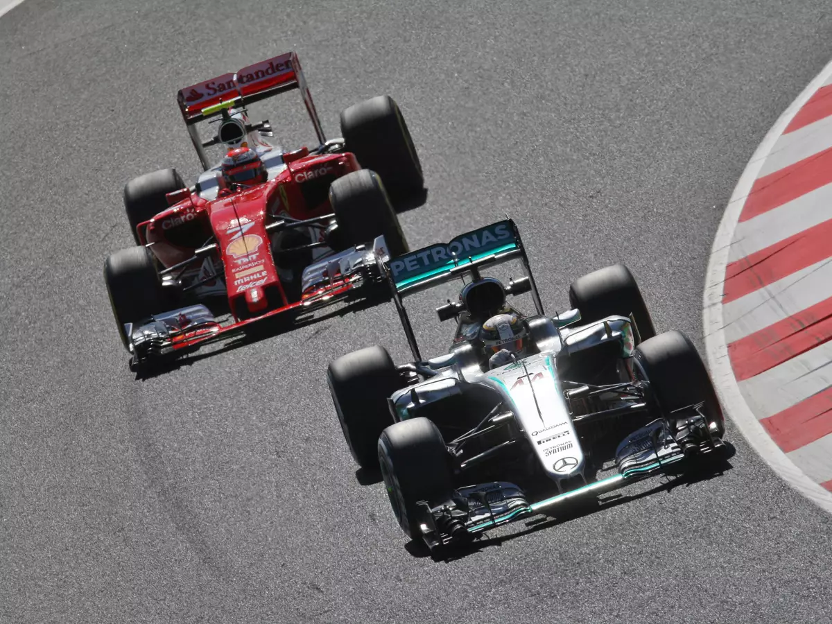 Lewis Hamilton, Kimi Räikkönen Foto zur News: Neuer Turbo: Hamilton fürchtet Ferrari mehr als Rosberg