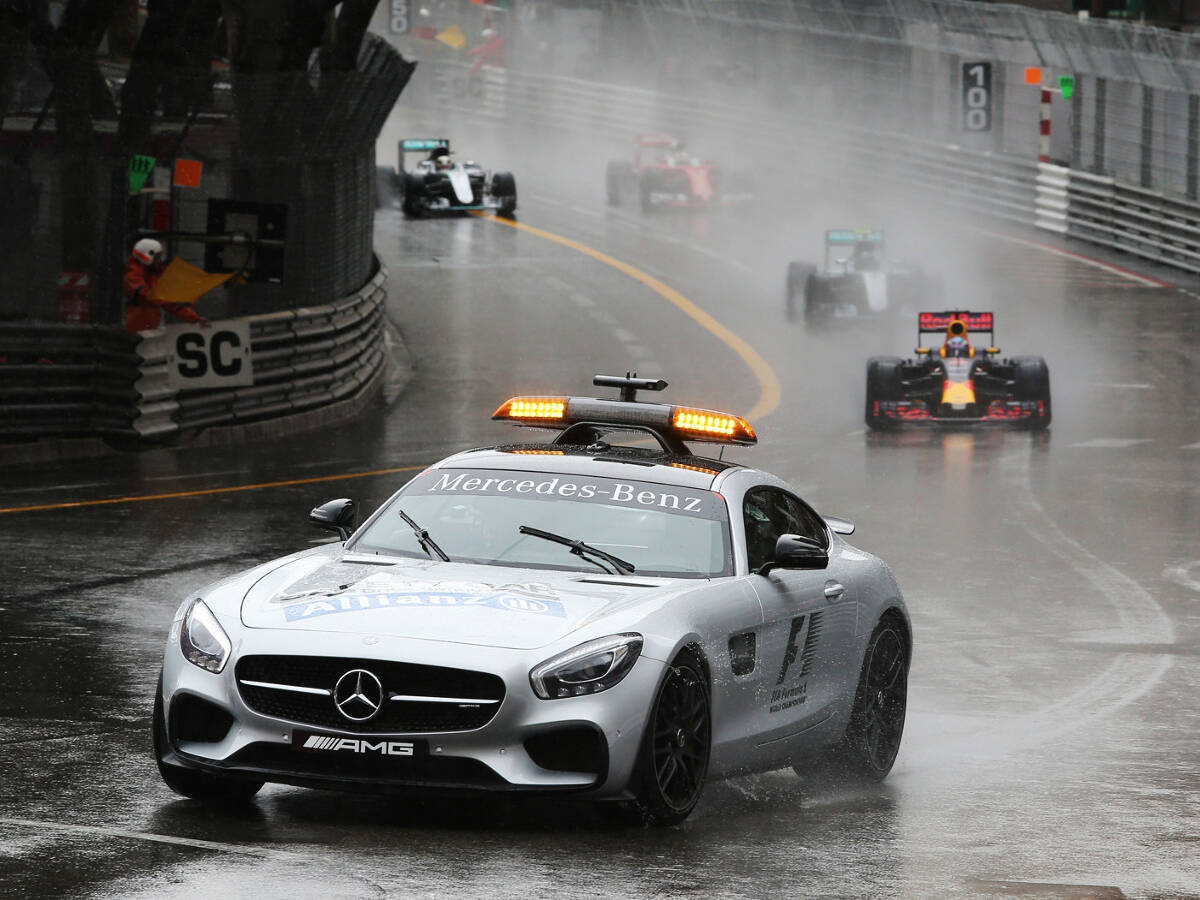 Foto zur News: Regen: Carlos Sainz gegen Starts hinter dem Safety-Car