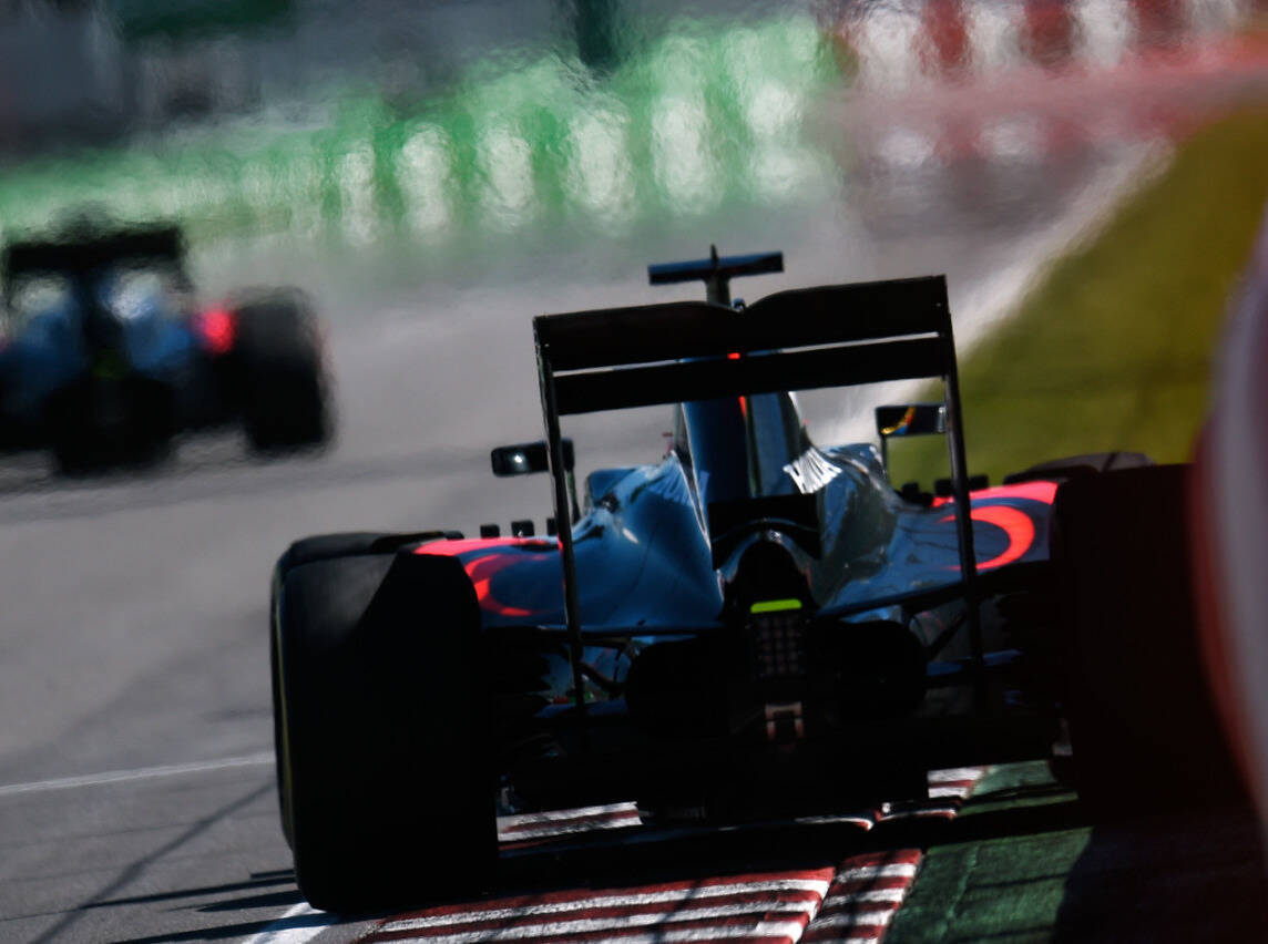 Foto zur News: McLaren: Alonso in Top 10 dank Button-Windschatten