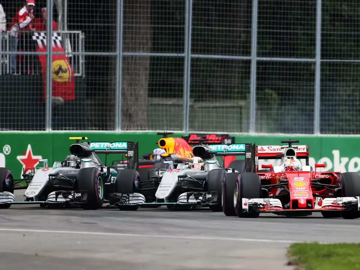 Foto zur News: Nächster silberner Rammstoß: Rosberg "ziemlich angepisst"