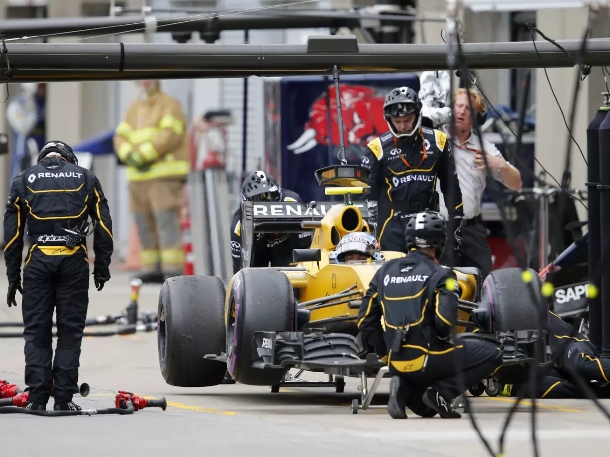 Foto zur News: Ein Rammstoß und ein Wasserleck: Renault fällt ungewollt auf