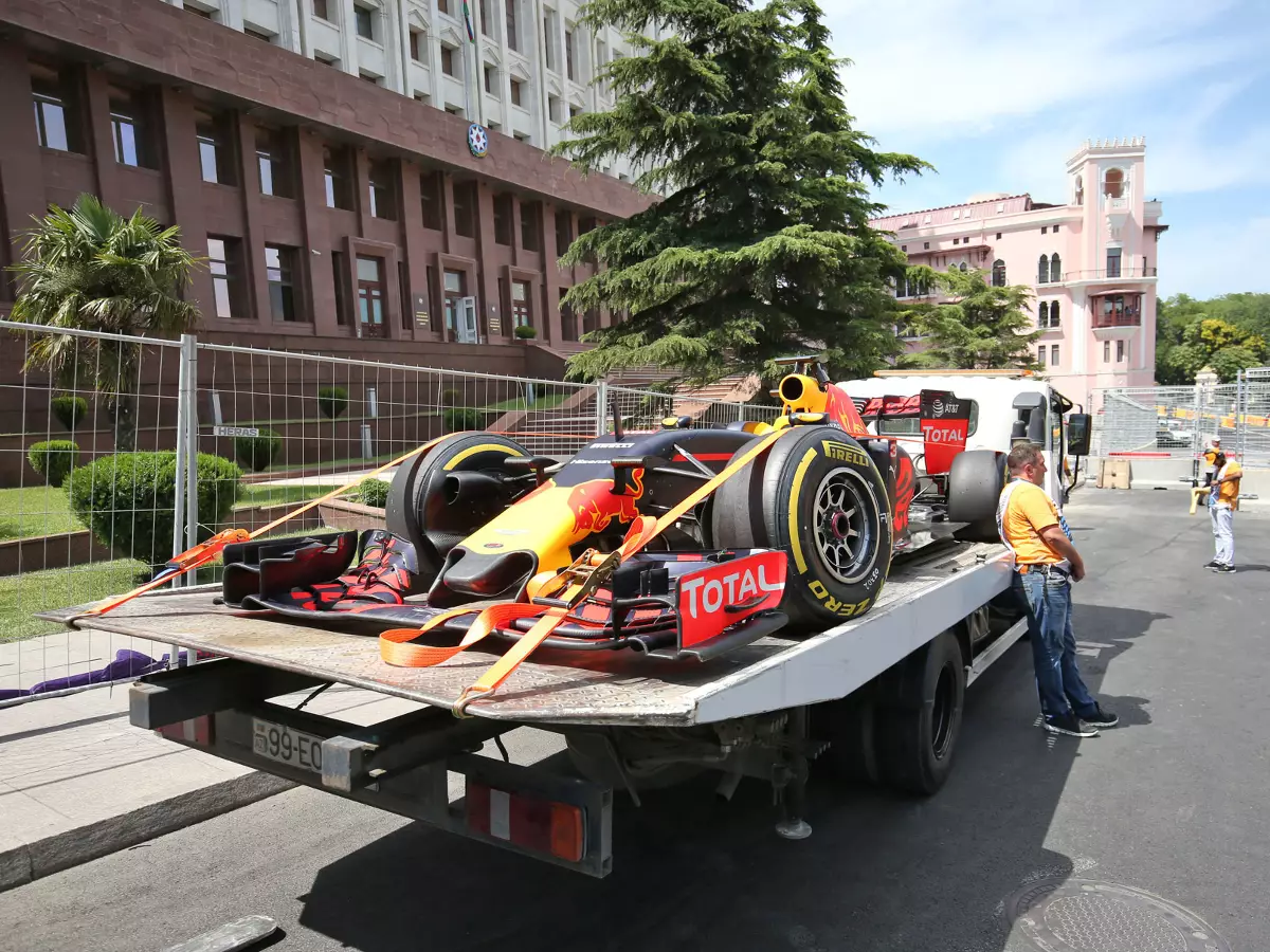 Foto zur News: Randsteine in Baku verursachen Reifenprobleme