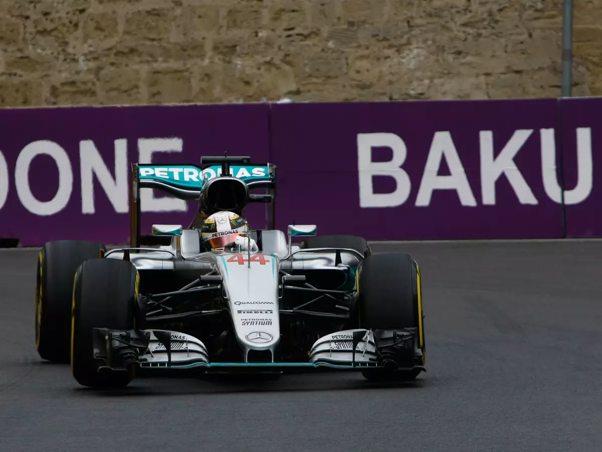 Foto zur News: Formel 1 Baku 2016: Mercedes-Duo fährt Konkurrenz davon