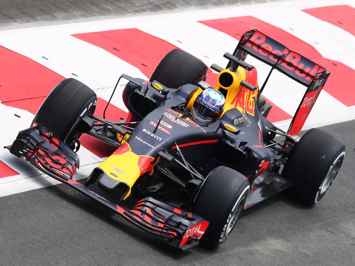 Foto zur News: Red Bull: Ricciardo sorgt für Kleinholz, Longruns für Debakel