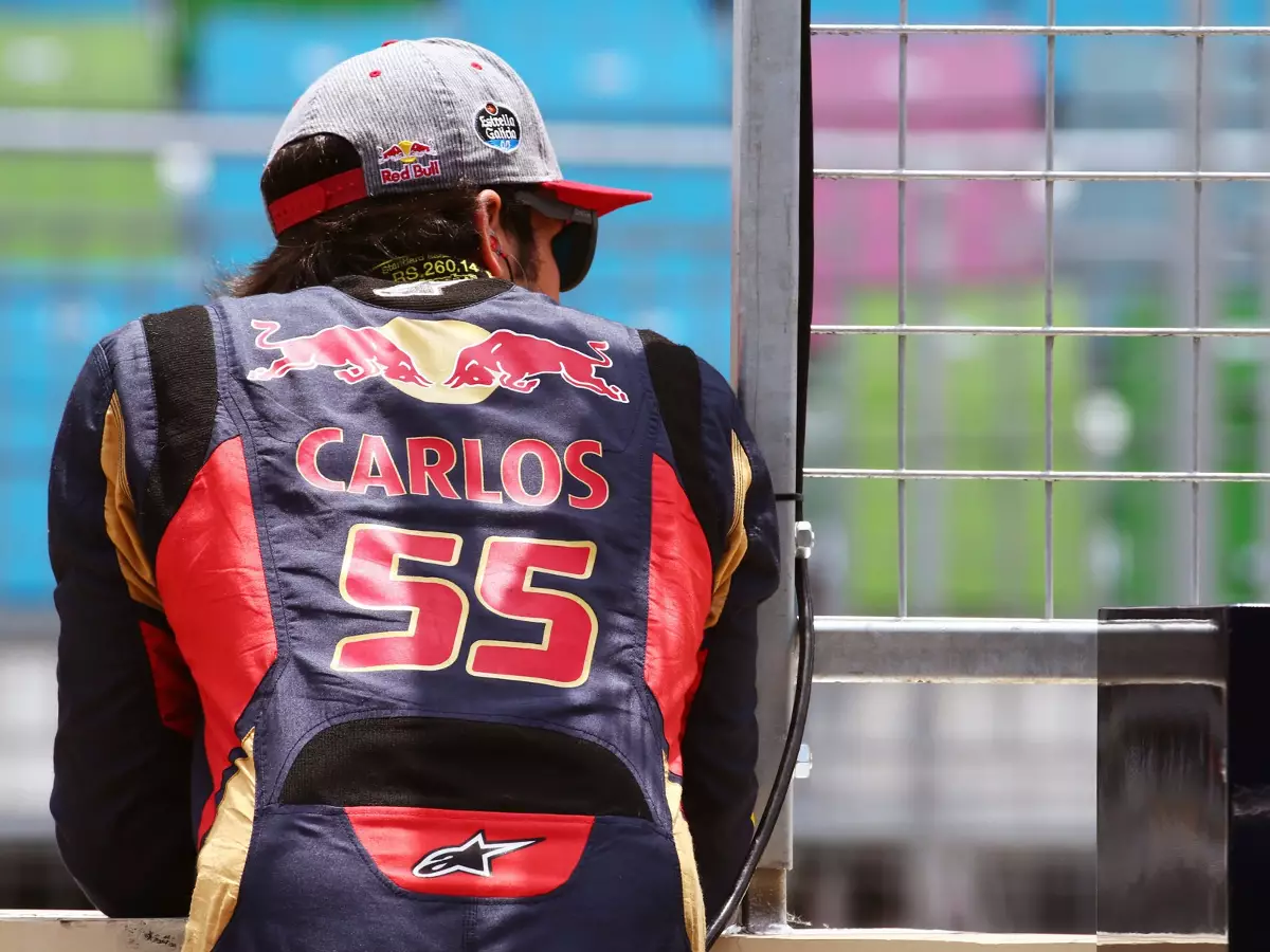 Carlos Sainz Foto zur News: Carlos Sainz schlägt Ferrari mit altem Motor - und grübelt
