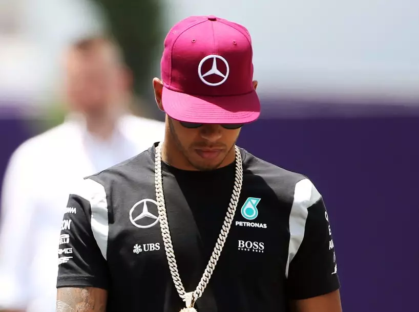 Foto zur News: Lewis Hamilton trinkt Kaffee: Miese Laune nach miesem Quali