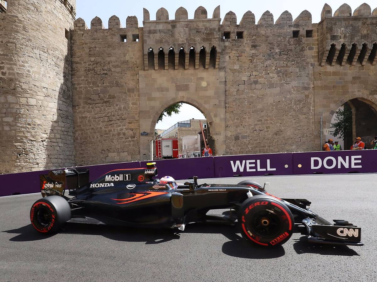 Foto zur News: Bad Timing: Alonso und Button vertrödeln Quali im Verkehr