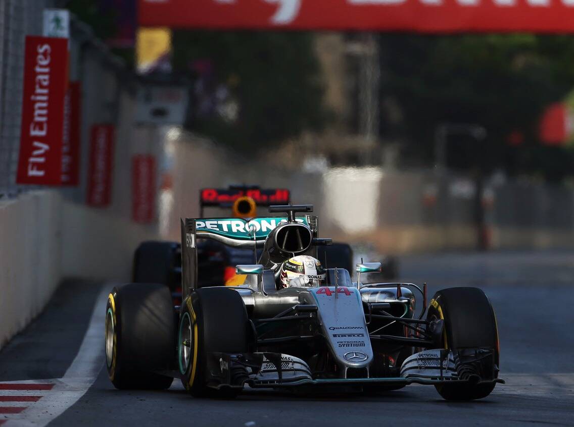 Foto zur News: Motormapping: Lewis Hamilton verzweifelt in Baku am Funk