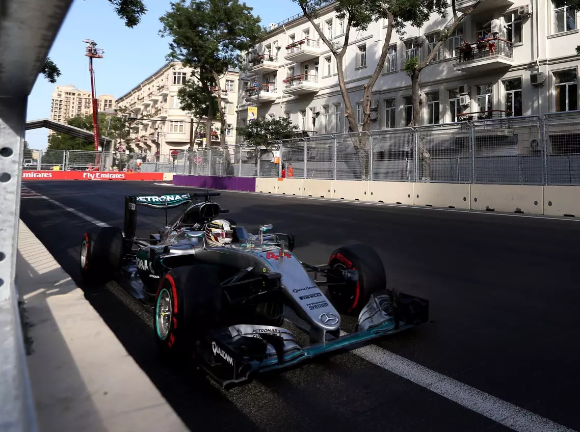 Lewis Hamilton Foto zur News: Zu wenig Elektropower: Hamiltons Baku-Problem erklärt