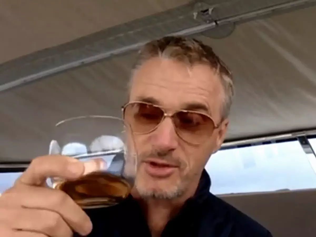 Eddie Irvine Foto zur News: Drink mit Eddie Irvine: Wie Ferrari die WM 1999 verschenkt hat