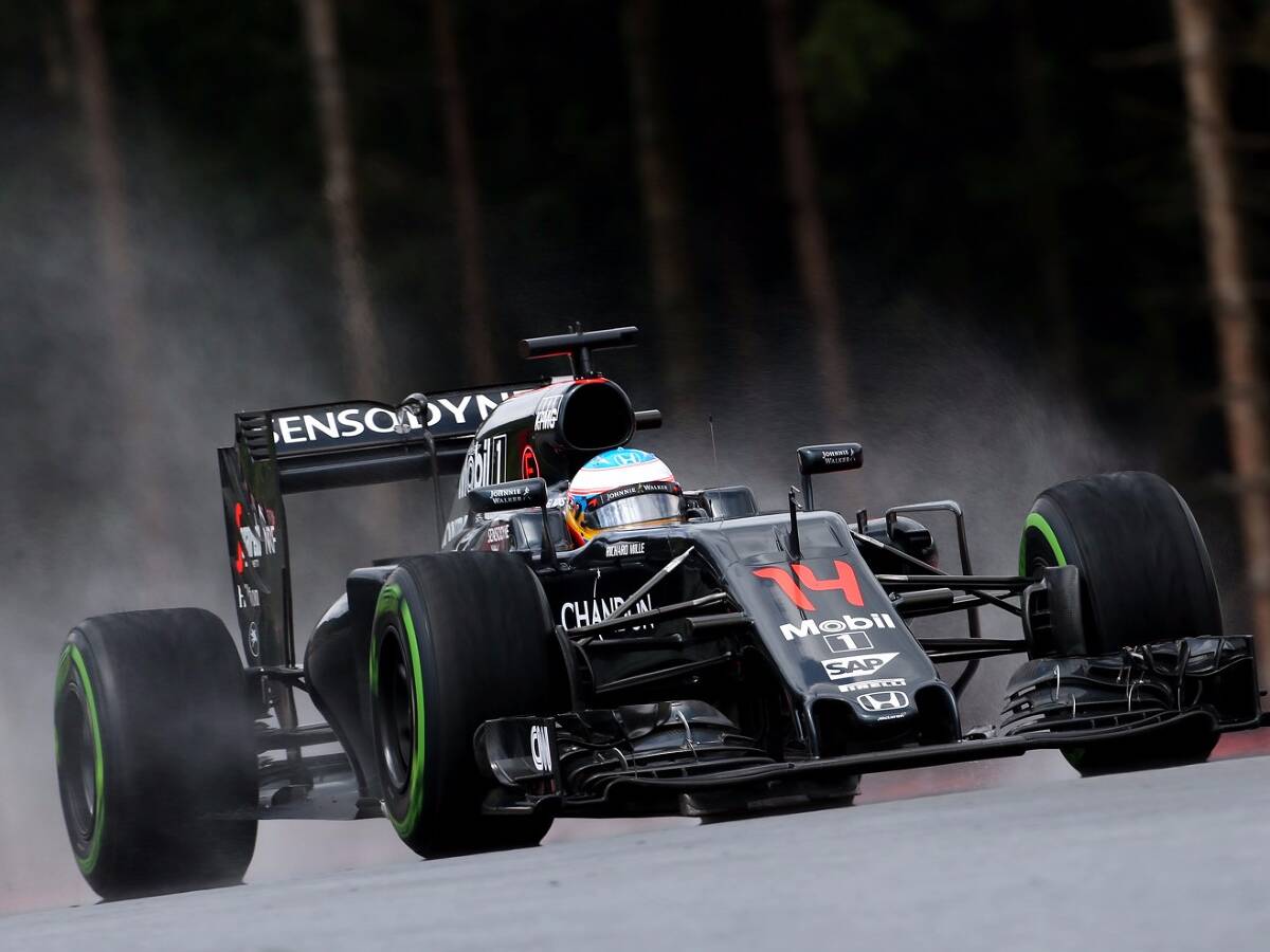 Foto zur News: McLaren hofft auf Regen - Neuer Heckflügel im Test
