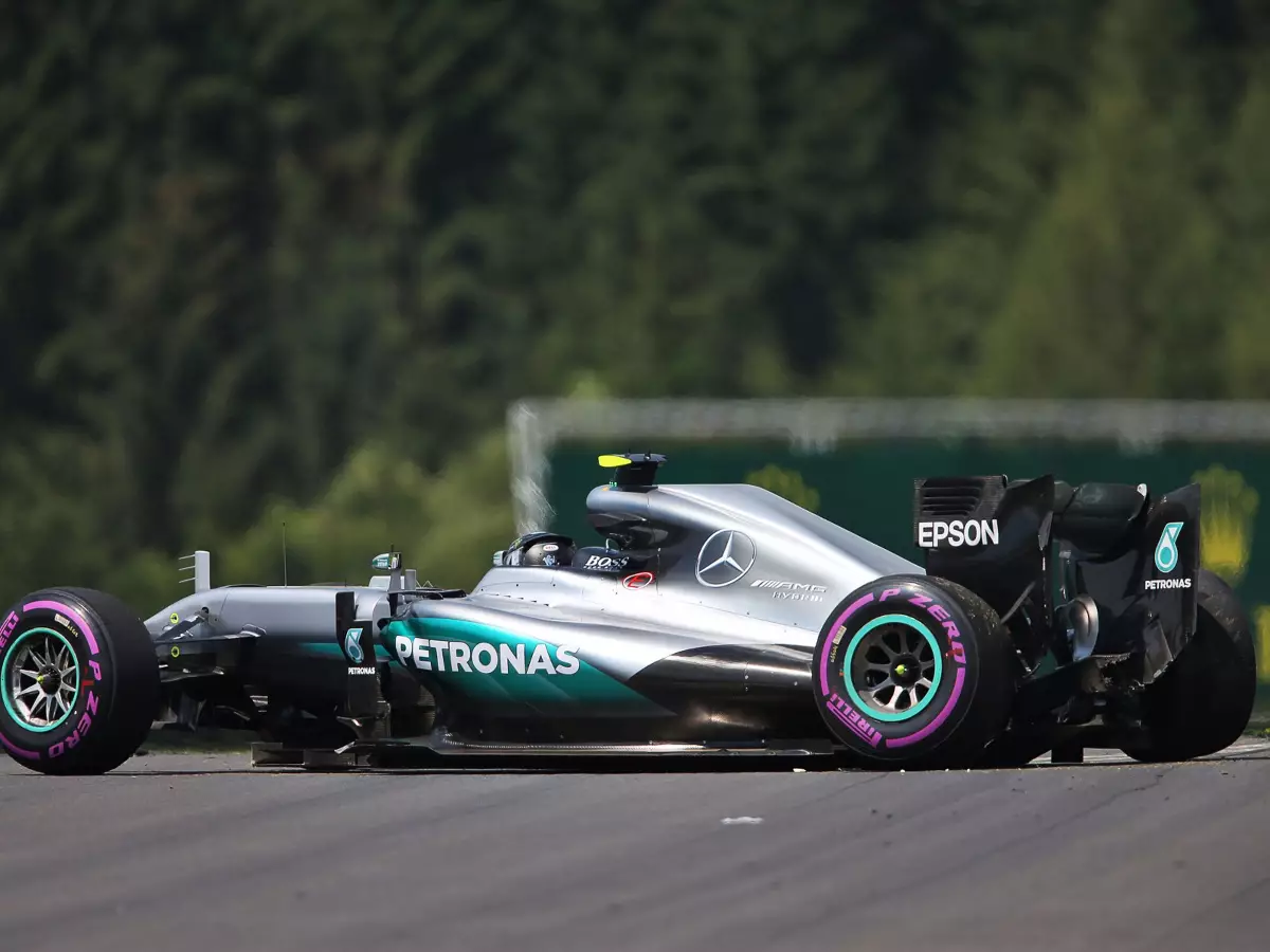 Foto zur News: Mercedes verstärkt Aufhängung: "Haben aber weiter Zweifel..."