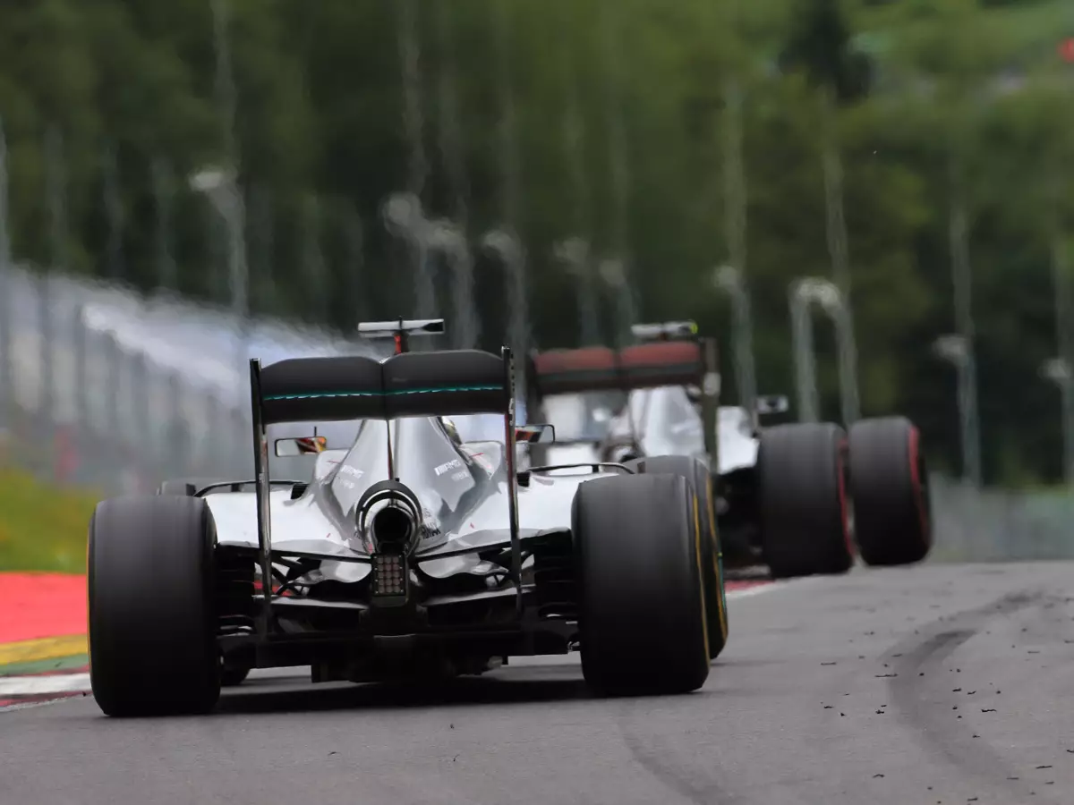 Nico Rosberg, Lewis Hamilton Foto zur News: Gelbe Flaggen gesehen: Keine Strafe gegen Lewis Hamilton