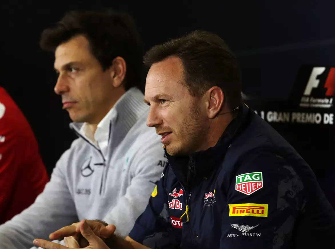 Toto Wolff, Christian Horner Foto zur News: Christian Horner: Mercedes sollte Fahrerpaarung überdenken