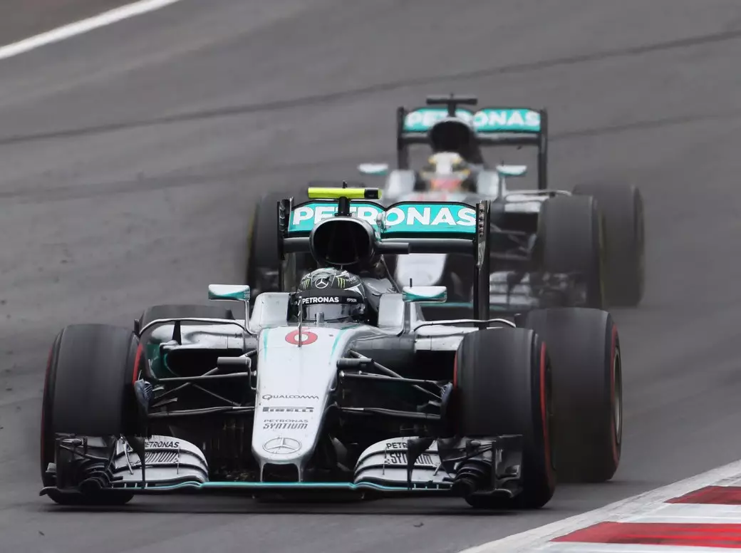Nico Rosberg, Lewis Hamilton Foto zur News: Toto Wolff: Mercedes-Kollision in Österreich war der Tiefpunkt