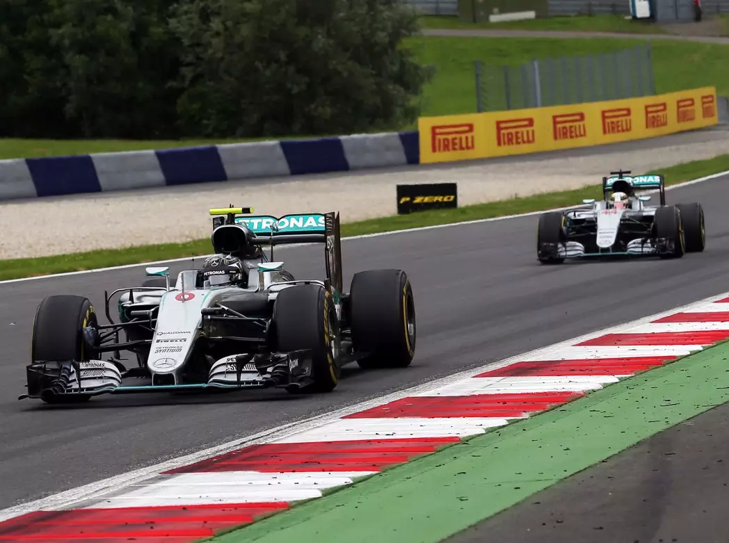 Foto zur News: Mercedes-Stallduell: Freie Fahrt nach schärferen Regeln