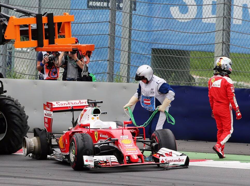 Foto zur News: Sebastian Vettel nach Reifenschaden: "Das Richtige versucht"