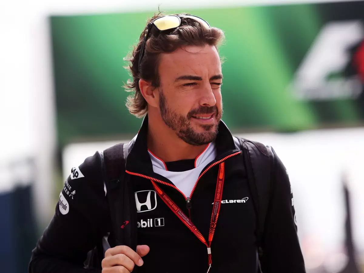 Foto zur News: Alonso über Mercedes: "In 50 Rennen drei Crashs, na und?"