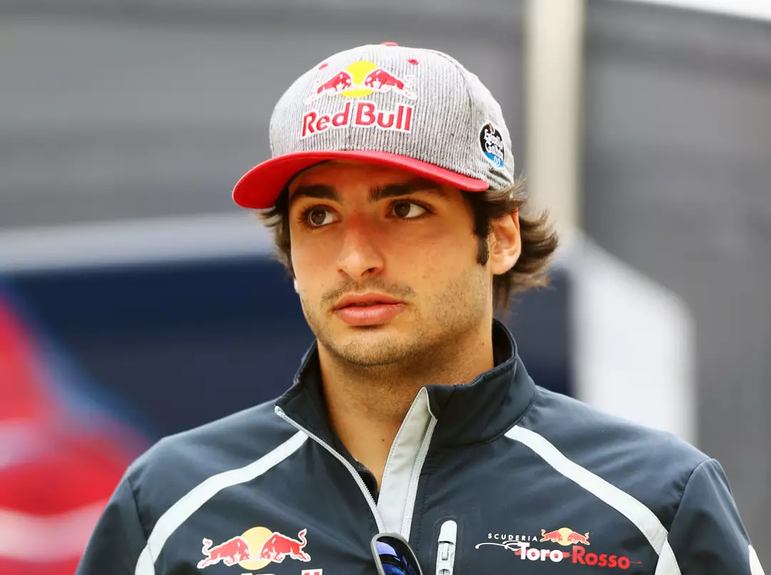 Foto zur News: Carlos Sainz: "Ich bin 2016 ein besserer Formel-1-Fahrer"