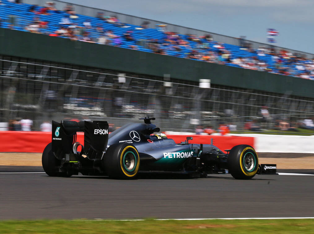 Foto zur News: Mercedes: Rosberg lässt Hamilton nach Defekt schuften