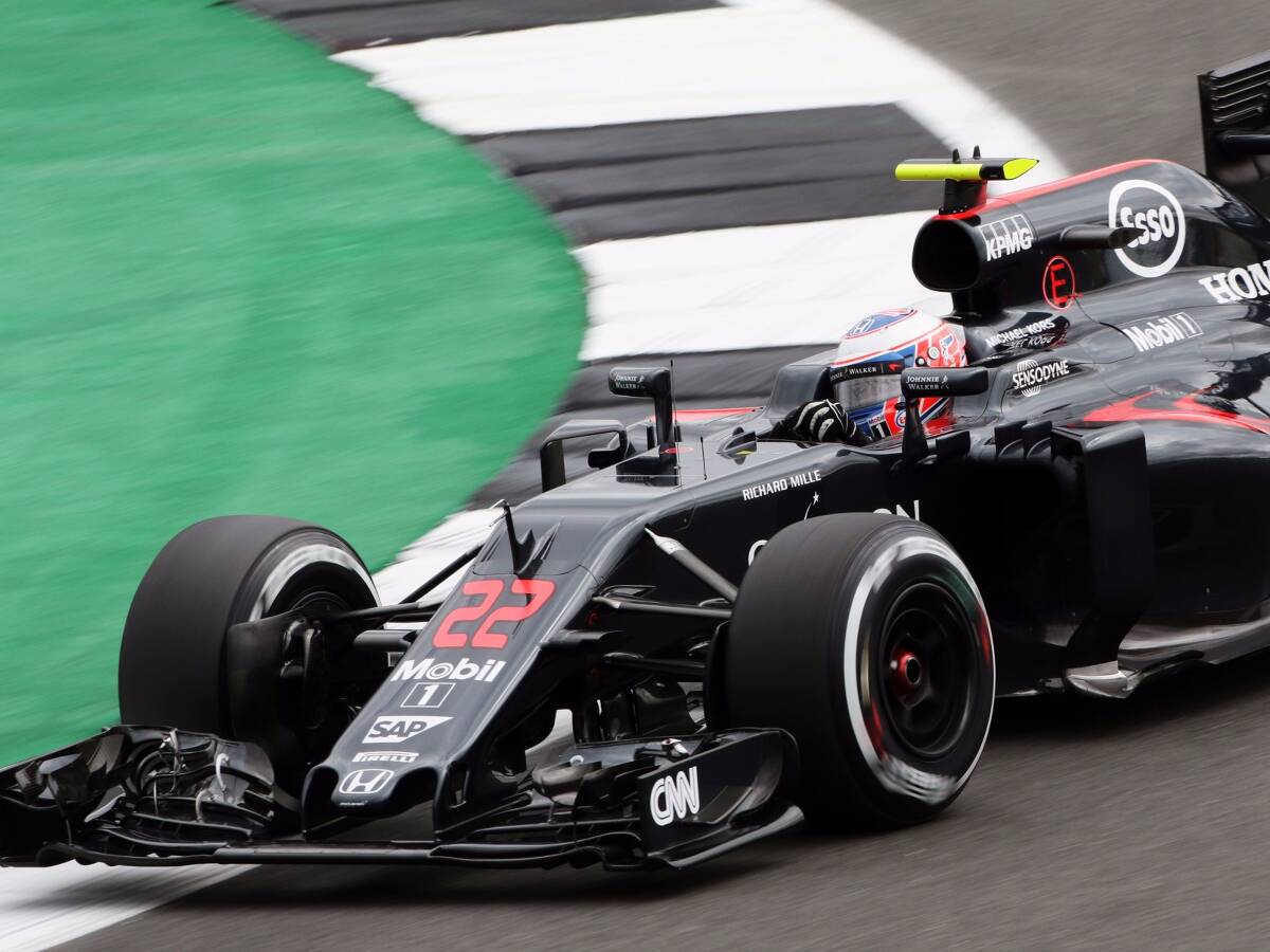 Foto zur News: McLaren in Silverstone: Button mosert am Funk, Alonso stark